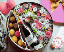 Подарочная корзина цветов с шампанским и пирожеными