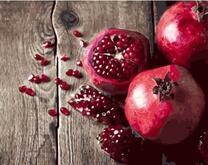 Спелые гранаты на деревянном столе