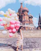 Девушка с шариками на фоне храма Василия Блаженого
