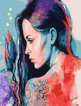 Девушка с татуировкой и цветами