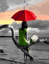 Девушка в зеленом платье на пляже