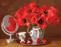 Маки на подносе с чашкой