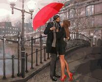Поцелуй под красным зонтом на мосту