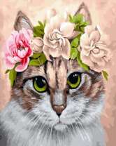 Серая кошечка в веночке из роз
