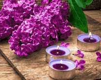 Соцветия сирени и свечи