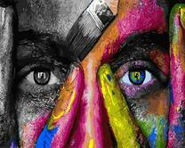 Лицо девушки в серых и ярких тонах