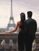 Влюбленная пара любуется Эйфелевой башней