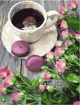 Крепкий кофе и розочки на столе