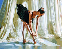 Балерина в черной пачке проверяет завязки