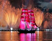 Парусник на фоне салюта