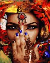 Девушка в ярком индийском наряде