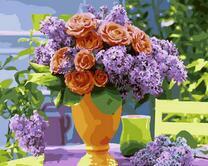 Желтая ваза с букетом роз и сирени