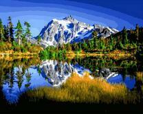 Зеркальная гладь горного озера и лес