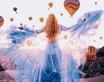 Девушка в голубом платье на фоне воздушных шаров