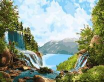 Водопады впадают в горное озеро