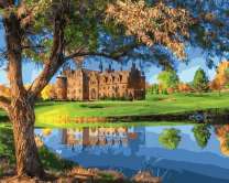 Отражение старинного замка в водах озера