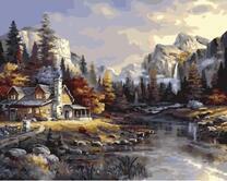 Домик у воды среди гор