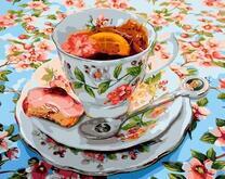 Чай с лимоном и пирожное