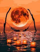 Девушка в гамаке над водой под большой луной