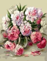 Раскрытые пионы в прозрачной вазе