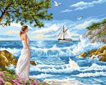 Девушка в морской бухте на фоне парусника