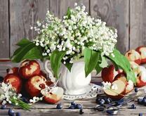 Букет ландышей и фрукты