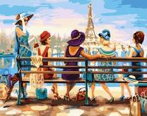 Нарядные женщины в большом Париже