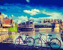 Пара велосипедов у ограждения моста