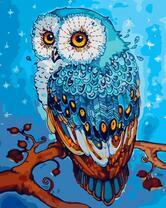 Яркая сова на ветке дерева в ночи