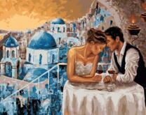 Влюбленная пара на фоне вечернего города