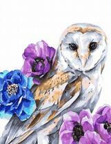 Филин среди красивых цветов