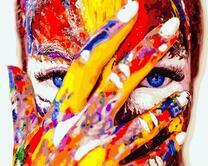 Стеснительная девушка в ярких красках