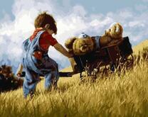 Мальчик везет Мишку