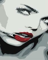 Загадочная девушка с красной помадой