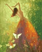 Девушка танцует на лугу