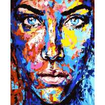 Выразительное лицо девушки в ярких мазках