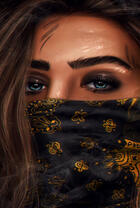 Чернобровая девушка в повязке