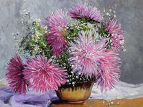 Пушистые хризантемы в маленькой вазочке