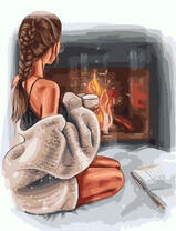 Милая девушка у камина