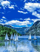 Парусники на заливе среди гор