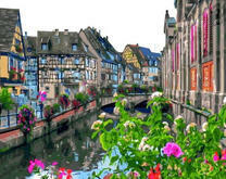 Канал протекающий по улочке