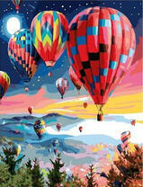 Полет воздушных шаров высоко над горами