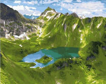 Горное озеро с высоты птичьего полета