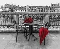 Розы и зонт на набережной в Венеции