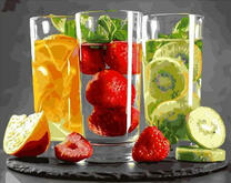 Освежающий напиток с апельсином, клубникой и киви