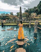 Девушка среди водного дворца на Бали
