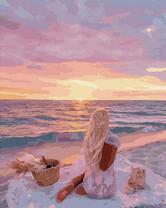 Девушка в белом платье на берегу моря