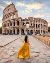 Девушка в желтом на фоне Колизея