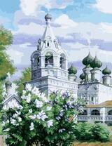 Белые цветы на фоне храма