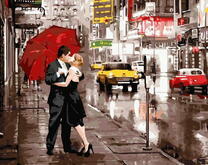 Поцелуй под зонтом в шумном городе